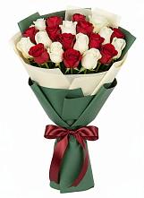 Букет Микс из красных и белых роз в Первомайске
