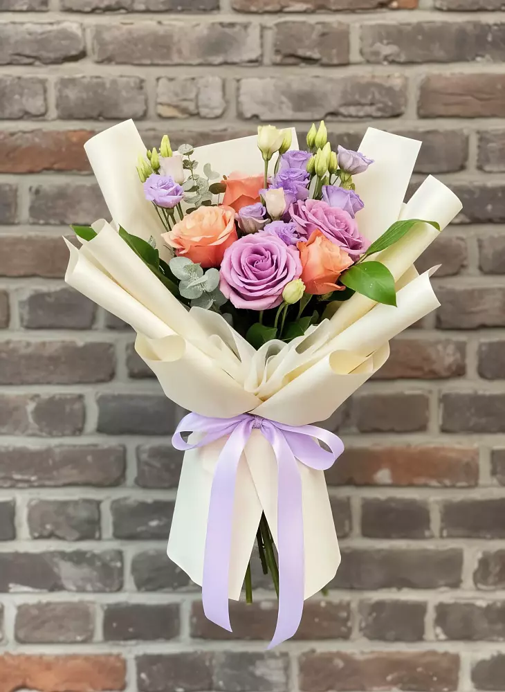 Букет цветов из: Лизиантусы и Розы в Первомайске