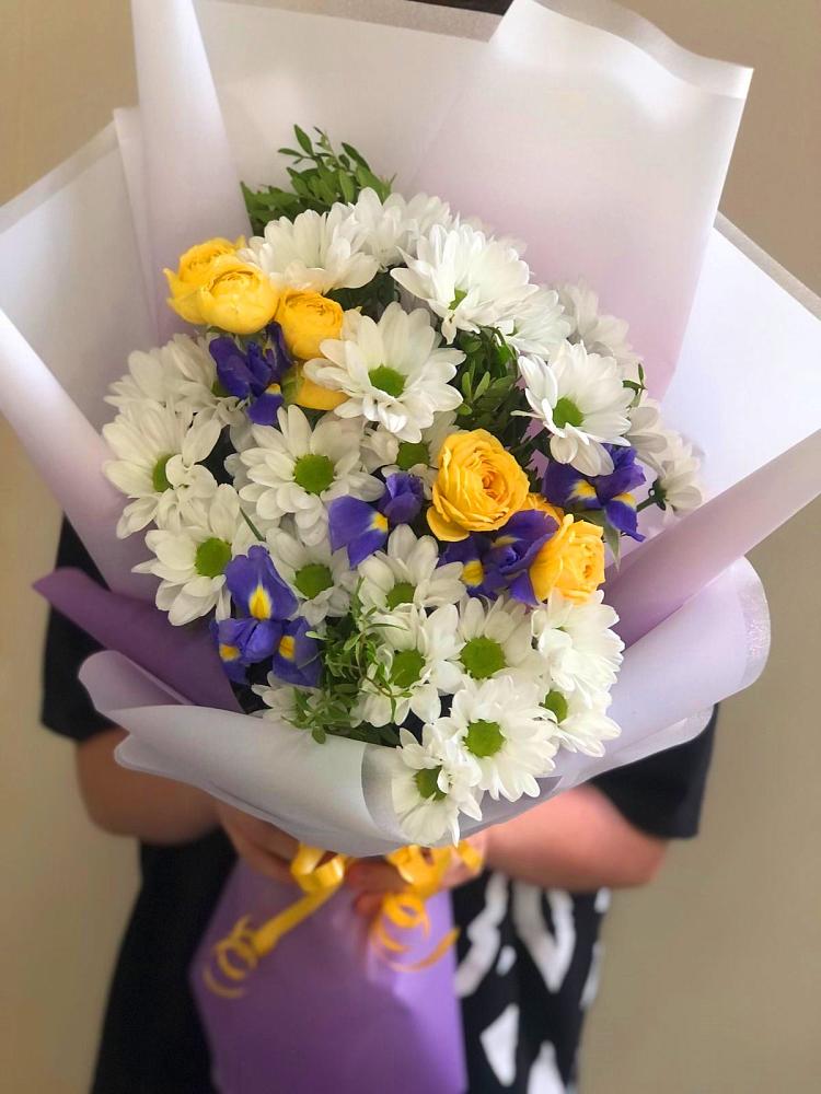 Букет цветов из: Ирисы, Хризантемы и Розы в Первомайске