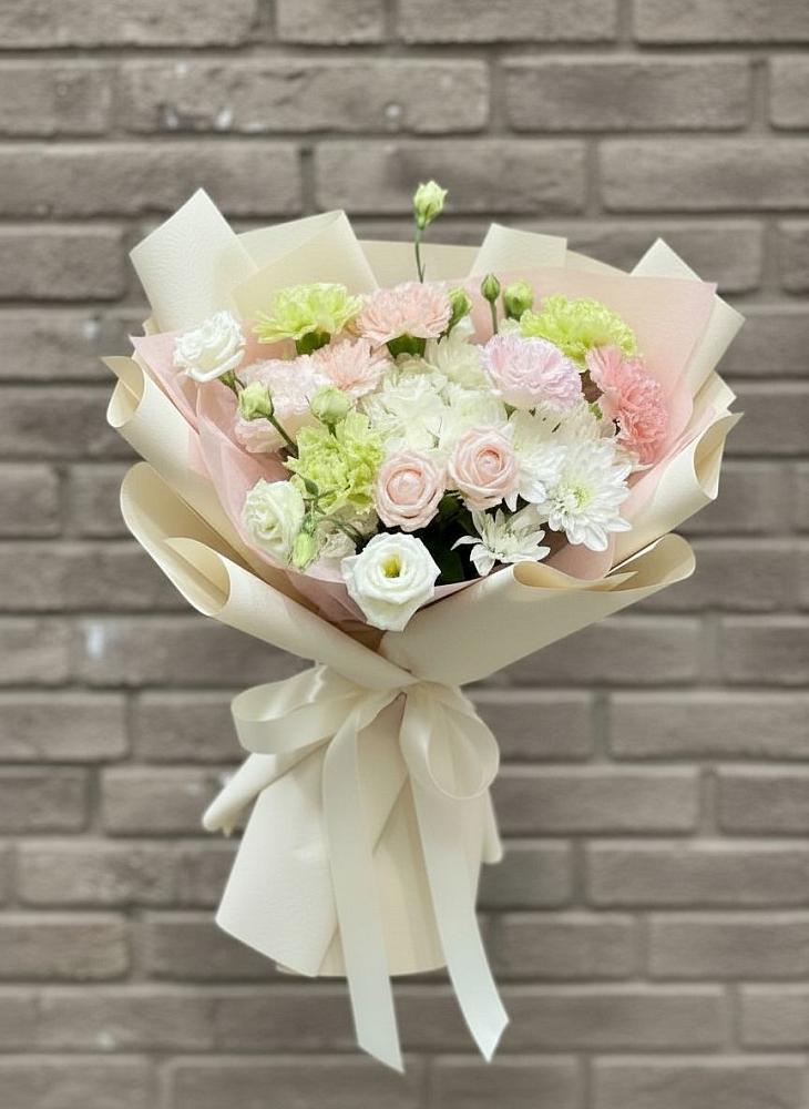 Букет цветов из: Гвоздики, Розы, Лизиантусы и Хризантемы в Первомайске