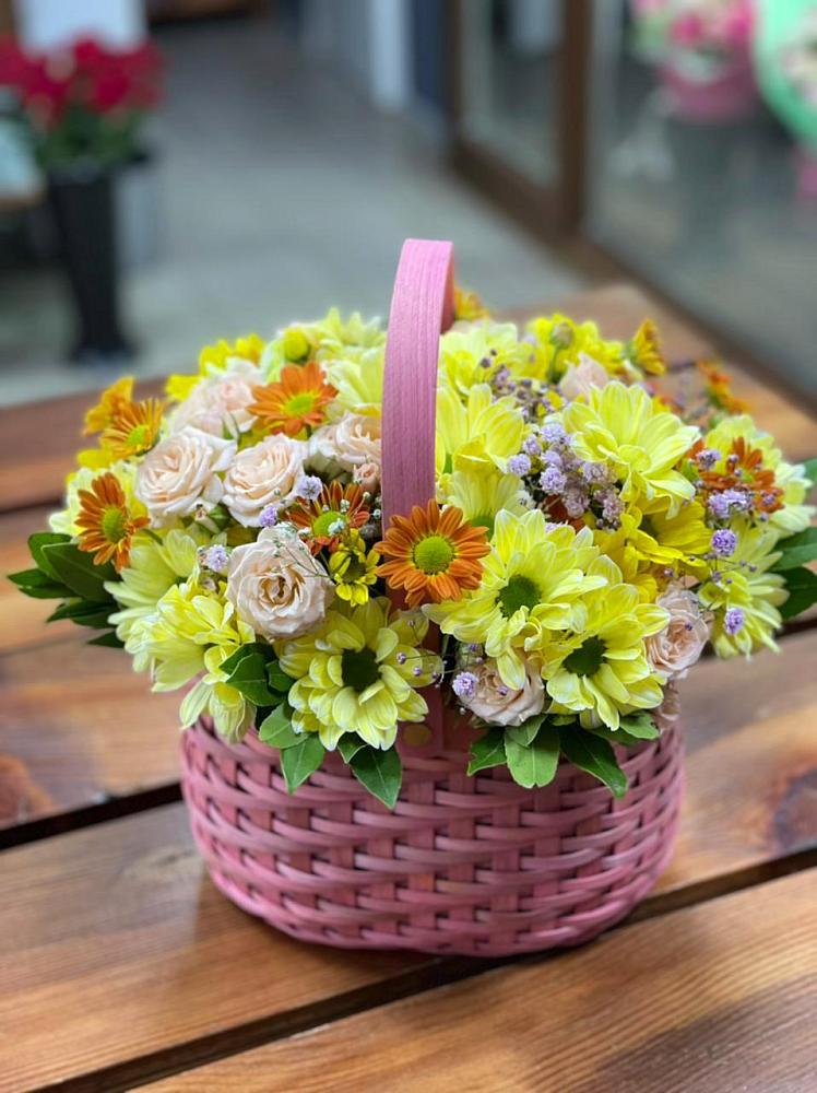 Цветочная композиция из Хризантемы и Розы в корзине в Первомайске