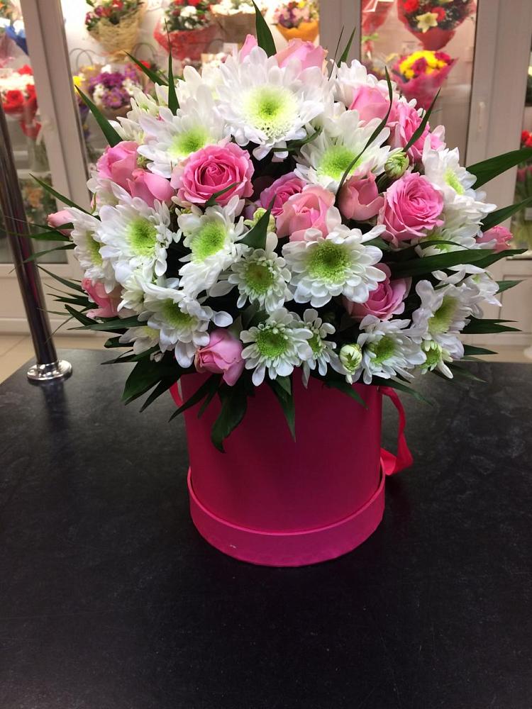 Цветочная композиция из Розы и Хризантемы в шляпной коробке в Первомайске