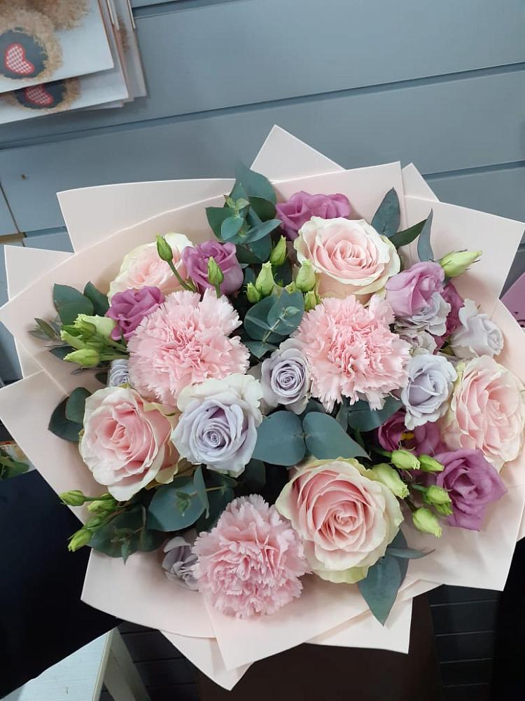 Букет цветов из: Розы, Гвоздики и Лизиантусы в Первомайске